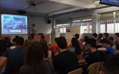 Dr. Javier Hernandez habla de electroquímica en IES Pablo Serrano